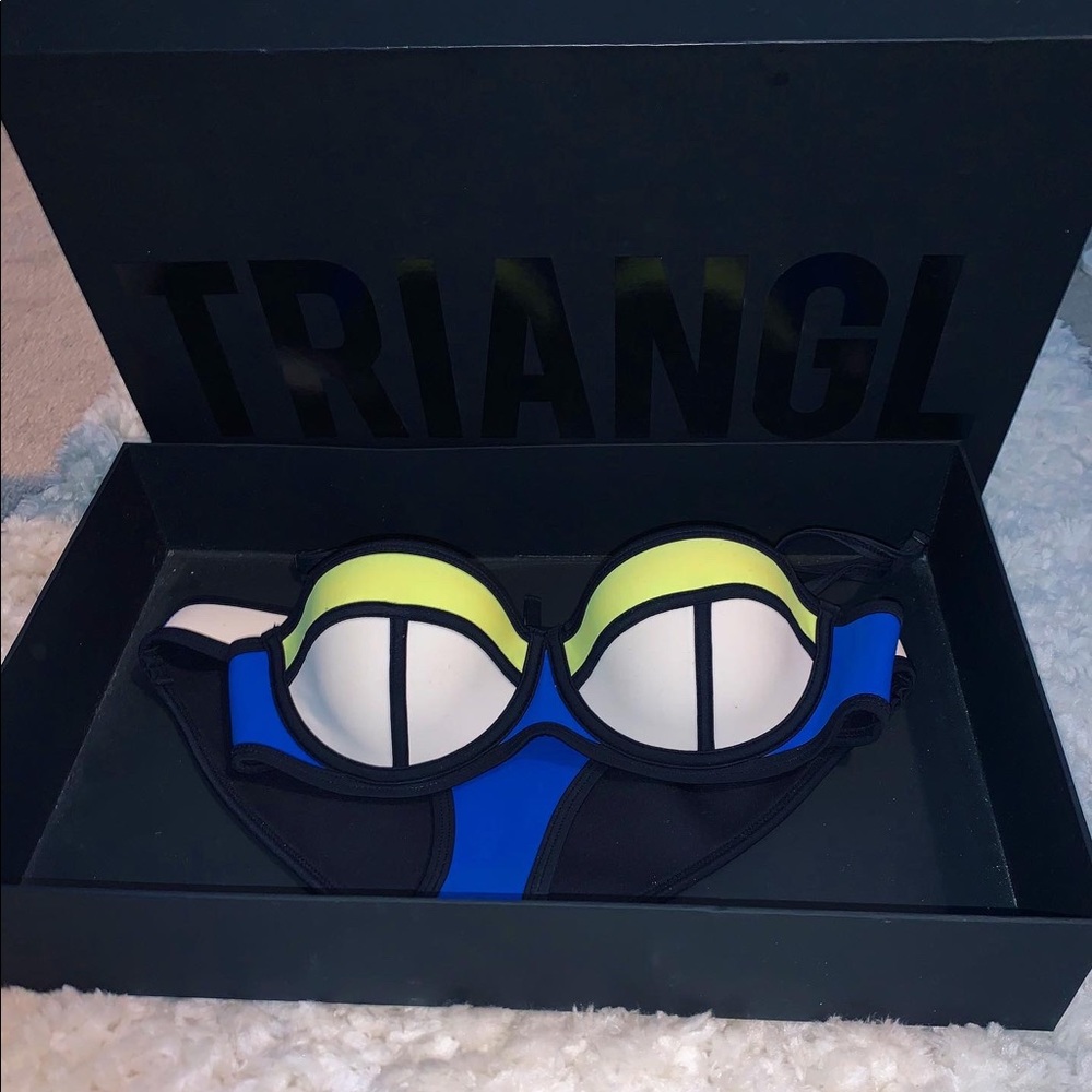 TRIANGL SIZE XS (WILLING TO TRADE)